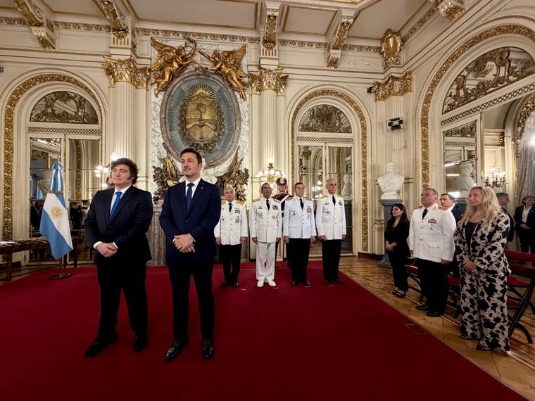 El presidente Javier Milei junto al ministro de Defensa, Luis Petri, y las autoridades de las Fuerzas Armadas.