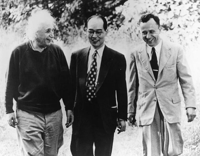 Albert Einstein, Hideki Yukawa y John Archibald Wheeler conversando en Princeton, 1954. Foto: GETTY IMAGES