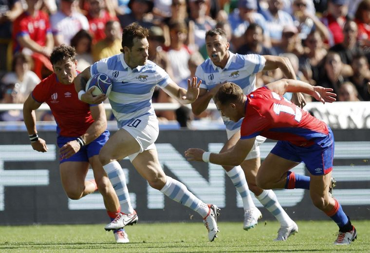 Nicolás Sánchez se separa de la marca para anotar el primer try Foto: Noticias Argentinas
