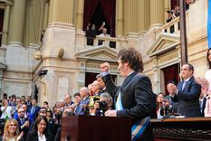 Manrique escuchó de espaldas el discurso de Javier Milei Foto: Noticias Argentinas