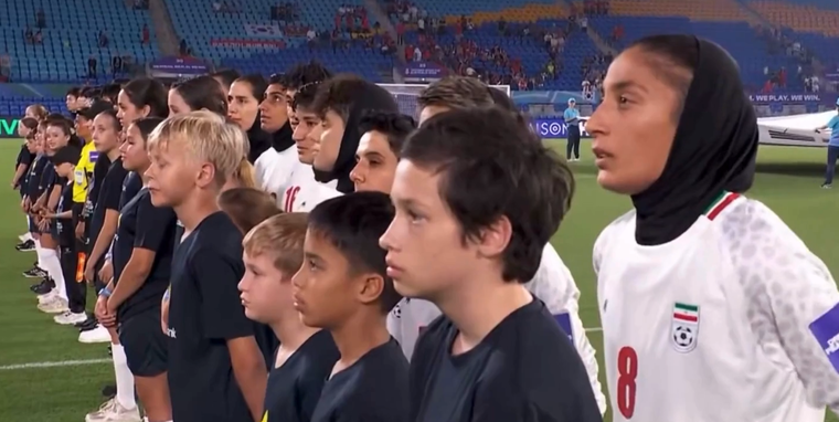 En repudio al régimen en Irán, las jugadoras de la selección iraní se negaron a cantar el himno durante la Copa Asia.