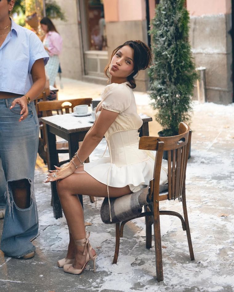 El look de Emilia Mernes para su nuevo videoclip. El look de Emilia Mernes para su nuevo videoclip.