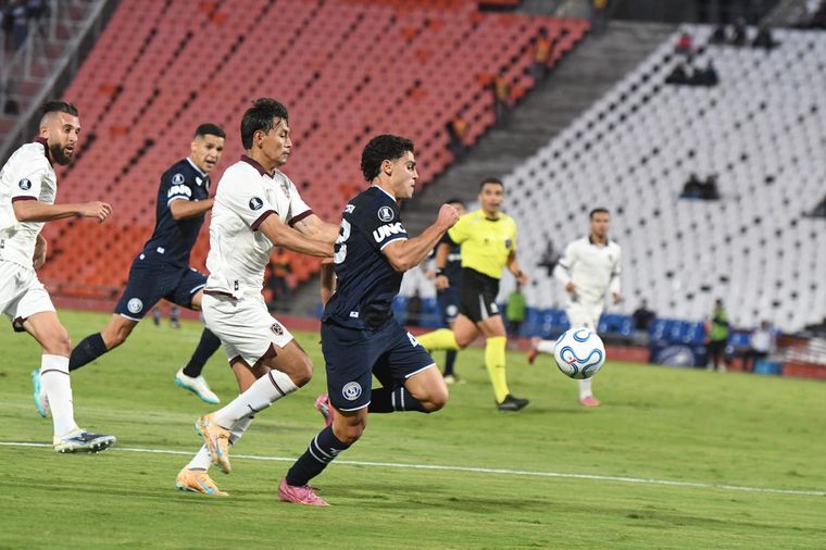 Independiente Rivadavia enfrenta a Bolívar en el Malvinas Argentinas.