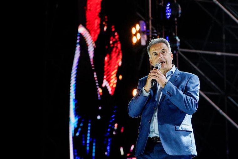 Yamandú Orsi se impondría en las elecciones, según las consultoras Foto: X