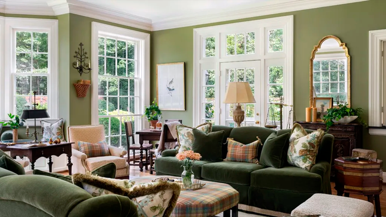 Distintas variedades del verde en este living. Foto: Debbie Mathews Antiques & Designs y fotosgrafía de Caroline Sharpnack