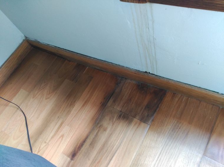 No permitas que la humedad estropee tus pisos de madera. Foto: Hume ingeniería