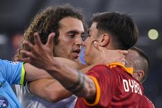 La pelea entre Guendozi y Dybala en el clásico de la capital de Italia. Foto: EFE La pelea entre Guendozi y Dybala en el clásico de la capital de Italia. Foto: EFE