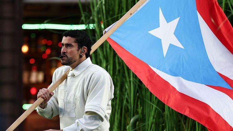 Bad Bunny llevó una bandera de Puerto Rico con el triángulo azul claro, un diseño históricamente asociado con el movimiento independentista de la isla, durante su espectáculo de medio tiempo en el Super Bowl.