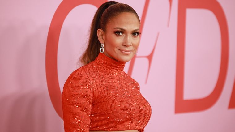 Jennifer Lopez sabe cómo vestir cada prenda y resaltar cada joya- Foto: IndieWire