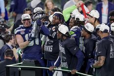 Los Seattle Seahawks celebran con el Trofeo Vince Lombardi tras derrotar a los New England Patriots en el Super Bowl LX.