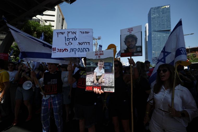 Miles de manifestantes en las calles de Tel Aviv pidieron por los rehenes que mantiene secuestrado Hamás Foto: EFE