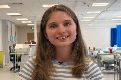 Ellie Waters-Barnes acaba de graduarse de Medicina. Ellie Waters-Barnes acaba de graduarse de Medicina.
