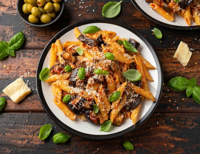 La receta de pasta alla Norma nació en Catania, Sicilia, y su nombre homenajea a la ópera Norma de Vincenzo Bellini. La receta de pasta alla Norma nació en Catania, Sicilia, y su nombre homenajea a la ópera Norma de Vincenzo Bellini.