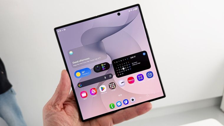 La tecnología Flex Titanium disimula el pliegue central y eleva el brillo a 3.000 nits. La tecnología Flex Titanium disimula el pliegue central y eleva el brillo a 3.000 nits.