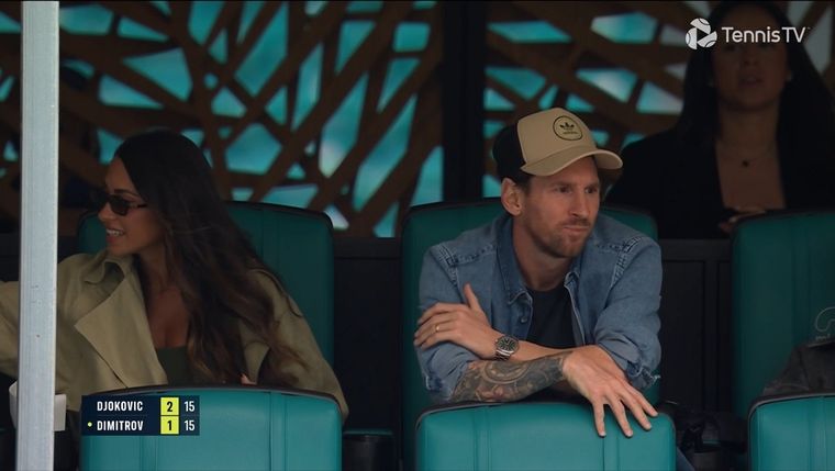 Leo Messi apareció en la transmisión oficial junto a Antonela durante el partido ente Djokovic y Dimitrov. Foto: captura de TV
