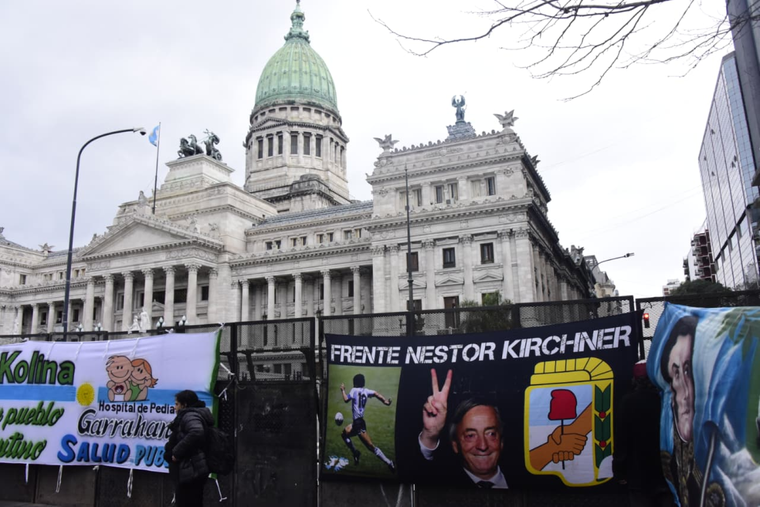 Los manifestantes en la marcha por la emergencia en discapacidad y jubilados en el Congreso. Los manifestantes en la marcha por la emergencia en discapacidad y jubilados en el Congreso.