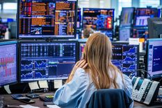 Las acciones argentinas en Wall Street tienen una jornada con resultados mixtos, mientras el dólar oficial vuelve a bajar un escalón y cotiza a $1340 en el Banco Nación.