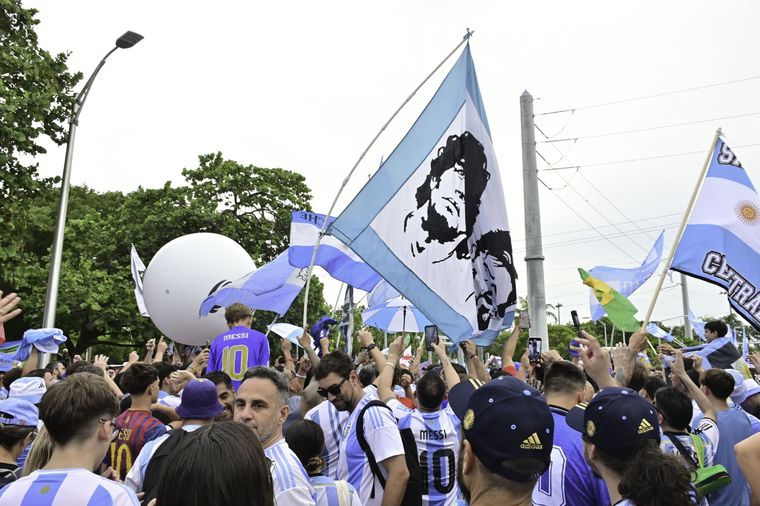 Maradona presente en el banderazo de Miami. Foto: NA