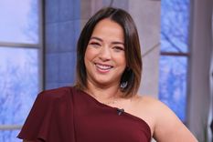 La prenda principal elegida por Adamari López para distenderse en la playa italiana de Positano, Italia, fue el vestido camisero en color blanco.  Foto: La Vibra