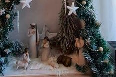Árbol de Navidad que se arma en la pared con decoración sencilla (en sus bordes) con un pesebre. Créditos: Pinterest Yenny Rocha.