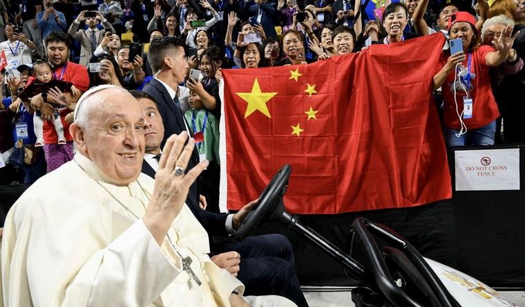 Los católicos chinos lloran la partida de Francisco. Foto: Efe.