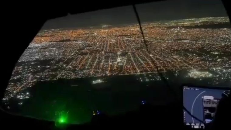 El momento en el que apuntaban con el láser al avión que piloteaba Enrique Piñeyro.