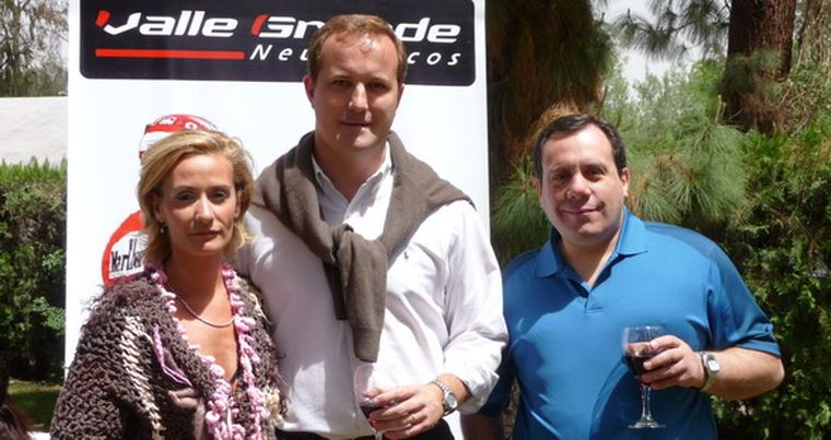 Carola y Gustavo De Antonio -de Valle Grande Neumáticos- y Roberto Lloret -de Triunfo Seguros-. Foto: MDZ