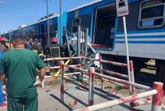 Los restos destrozados del auto embestido por una formación del Tren Belgrano Sur en Laferrere Foto: NA Los restos destrozados del auto embestido por una formación del Tren Belgrano Sur en Laferrere Foto: NA
