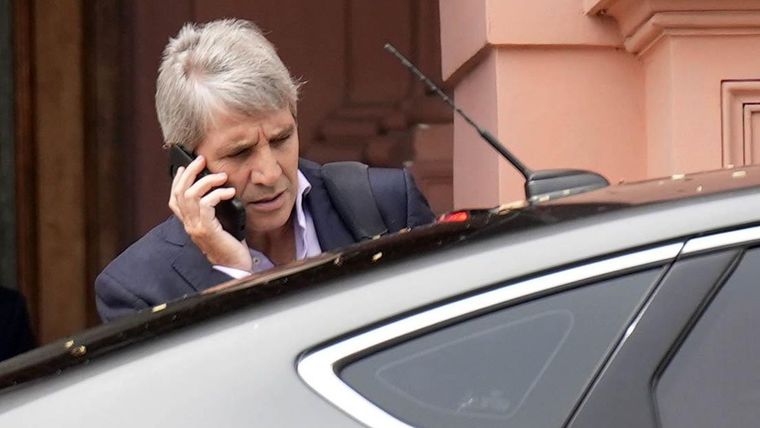 El ministro de Economía, Luis Caputo, en alerta.