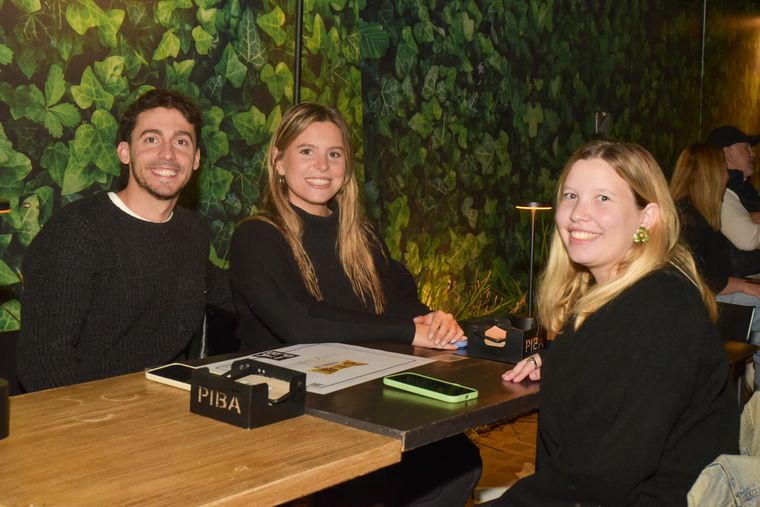 Ignacio Vendrell, Agustina Barbeito y Julieta Arizu. Ignacio Vendrell, Agustina Barbeito y Julieta Arizu.