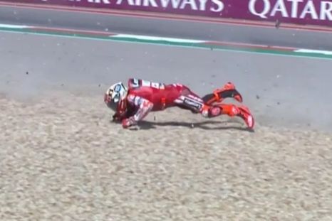 Fuerte caída de Marc Márquez durante los entrenamientos del MotoGP. Fuerte caída de Marc Márquez durante los entrenamientos del MotoGP.