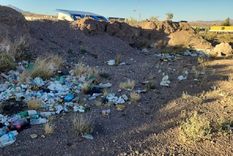 La basura se encuentra a pocos metros del hotel de Uspallata
