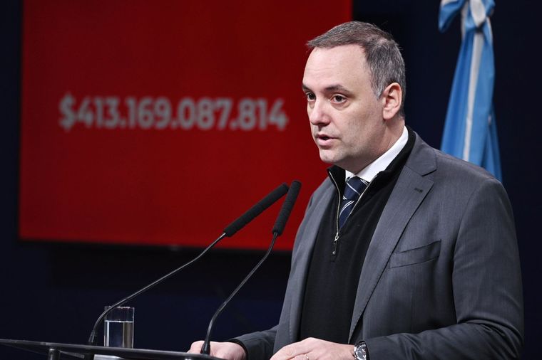 El vocero presidencial, Manuel Adorni, anunció que el presidente Javier Milei hablará este viernes por cadena nacional tras el golpe que el Gobierno recibió en el Congreso. El vocero presidencial, Manuel Adorni, anunció que el presidente Javier Milei hablará este viernes por cadena nacional tras el golpe que el Gobierno recibió en el Congreso.