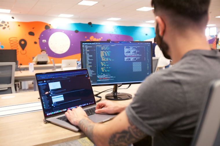 La retención de talentos es clave en el sector IT y las empresas buscar desplegar novedosas estrategias. Foto: Naranja X