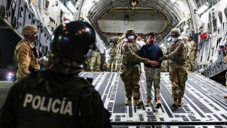 El Tribunal Supremo de EE.UU. paralizó en la madrugada del sábado la deportación a El Salvador de un grupo de venezolanos. Foto: BBC
