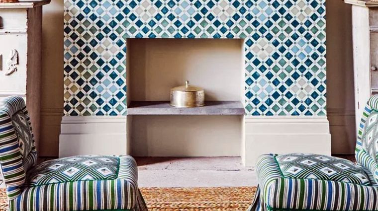 El papel tapiz es un excelente complemento decorativo para la chimenea. Foto: Crédito de la imagen: PEARSON LYLE MANAGEMENT LTD (JAN BALDWIN)