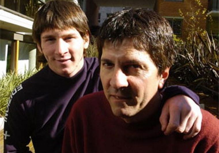 Un joven Lionel Messi junto a su papá Jorge, quien luego se convirtió en su representante. Un joven Lionel Messi junto a su papá Jorge, quien luego se convirtió en su representante.