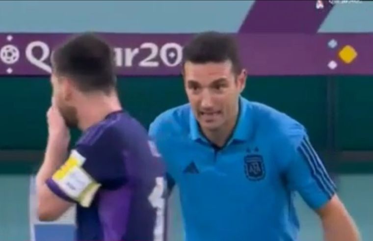 El curioso diálogo entre Scaloni y Messi. Foto: Captura