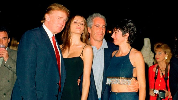 De izquierda a derecha: Donald Trump, Melania Trump, Jeffrey Epstein y Ghislaine Maxwell en Palm Beach, Florida, 12 de febrero de 2000. De izquierda a derecha: Donald Trump, Melania Trump, Jeffrey Epstein y Ghislaine Maxwell en Palm Beach, Florida, 12 de febrero de 2000.