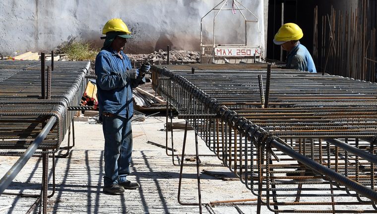 construccion obras obreros cemento hierro (8).JPG