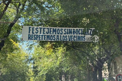 Festejemos sin bocinazos. Respetemos a los vecinos, el pasacalle que llama la atención de los vecinos. Festejemos sin bocinazos. Respetemos a los vecinos, el pasacalle que llama la atención de los vecinos.