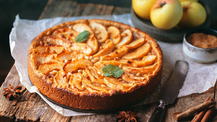 En muchas familias, la receta de tarta de manzana se transmite como secreto heredado de abuelas a nietos. En muchas familias, la receta de tarta de manzana se transmite como secreto heredado de abuelas a nietos.