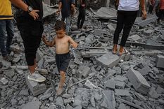 Un niño caminando entre los escombros después de que Israel atacara la zona cercana al cruce de Abbas, en el oeste de la Ciudad de Gaza, este viernes 8 de agosto de 2025.