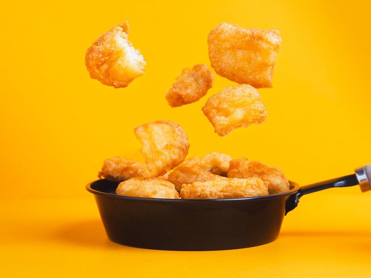 Aunque populares en todo el mundo, los nuggets fueron inventados en EE.UU. en los años 50 por un científico alimentario llamado Robert C. Baker. Una receta única Aunque populares en todo el mundo, los nuggets fueron inventados en EE.UU. en los años 50 por un científico alimentario llamado Robert C. Baker. Una receta única