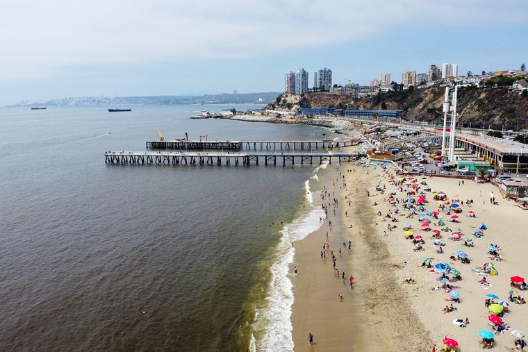 Caleta Portales combina playa urbana, pesca artesanal y gastronomía frente al mar en pleno Valparaíso. Caleta Portales combina playa urbana, pesca artesanal y gastronomía frente al mar en pleno Valparaíso.