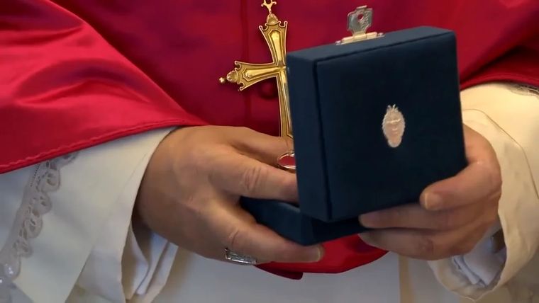 Entre los obsequios entregados por Milei a León XIV se destacó una teca elaborada en plata 900 con incrustaciones doradas.