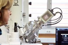 Una microsonda electrónica de emisión de campo para la observación de partículas. Foto: Efe.