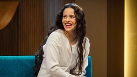 La famosa artista sorprendió al conductor con su relato. La famosa artista sorprendió al conductor con su relato.