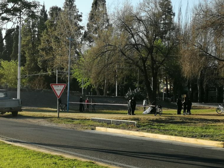 El hombre apareció sin vida junto a un árbol cercano al Acceso Este