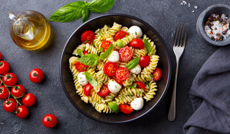 Ensalada de pasta rápida y ligera con ingredientes mediterráneos Foto: Shutterstock